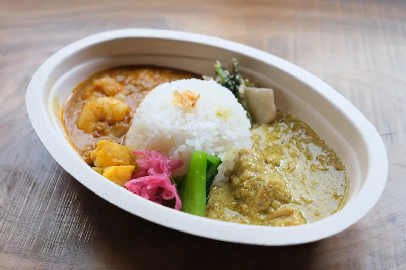 「２種盛りスパイスカレー」チキンカレーと海老カレー2種類と季節のスパイス副菜とごはんのセットです。副菜やカレーを混ぜながらお召し上がりください。