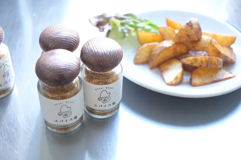 「PazarBazarスパイス塩」オリジナル配合のオーガニックスパイスとボリビア赤岩塩を使ったスパイス塩。辛味は強くなく何にかけてもスパイス風味に。お気軽に何にでもかけて使ってみて下さい。
