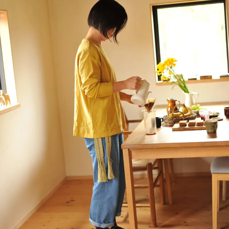 「くらす服」草木からいただいた色で、一枚一枚職人さんに手で染めてもらう服。色を重ねることで自分だけの一着に育ちます。くらした月日が、やどる服。