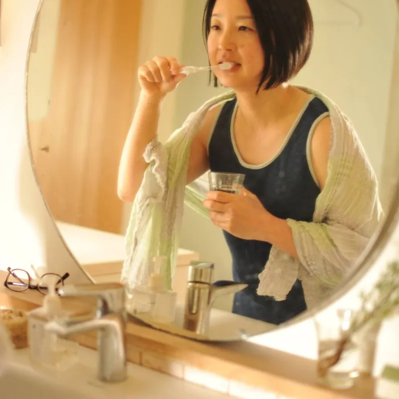 「おうちトップス」赤ちゃん品質のガーゼで作ったインナートップス。ブラジャーなしの1枚で着られるよう、胸部はなめらかな肌触りの生地で芯地を挟み込んだ3層構造。