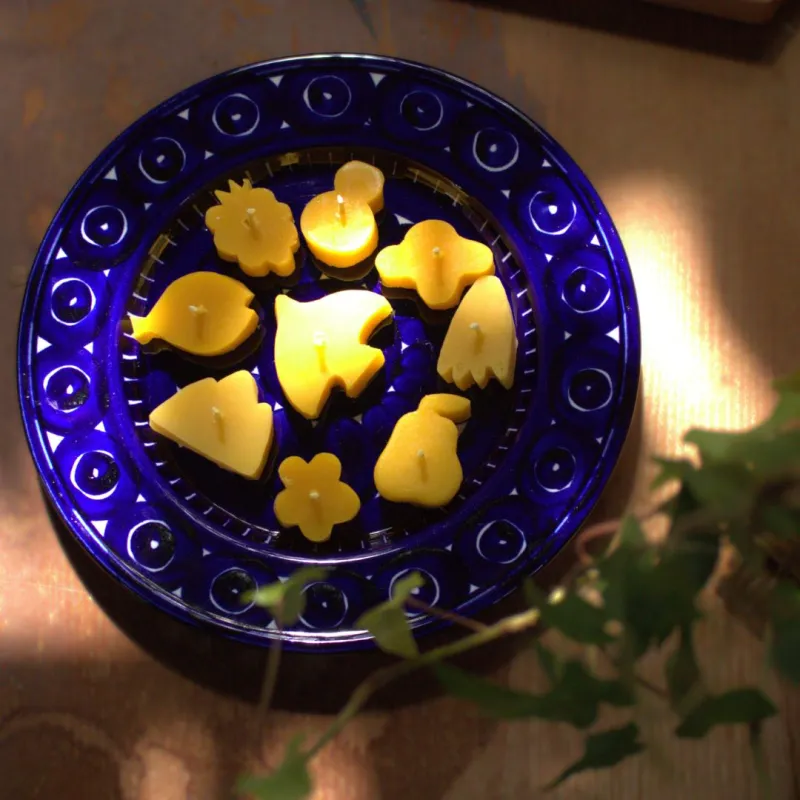「みつろうキャンドル-kohakuto-金沢の美しい和菓子「琥珀糖」から着想を得て作りました。能登半島沖地震の犠牲者の追悼と復興へ祈りを込めた、祈りと対話ためのキャンドル。