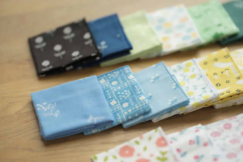 「刺繍ハンカチ」新作の刺繍ハンカチ。さわやかな色合いのガーゼ素材です。