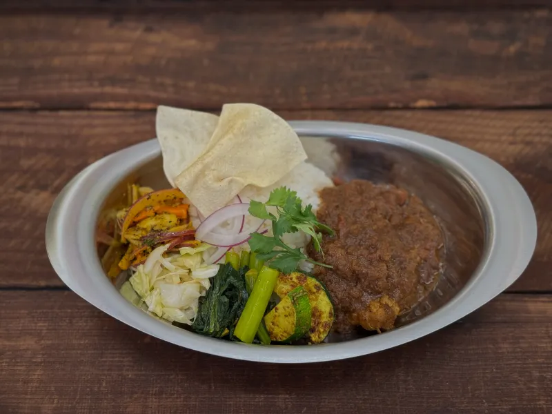「チキンマサラ」北インドをベースにした濃厚でありながら後味がすっきりした辛口のカレーです。