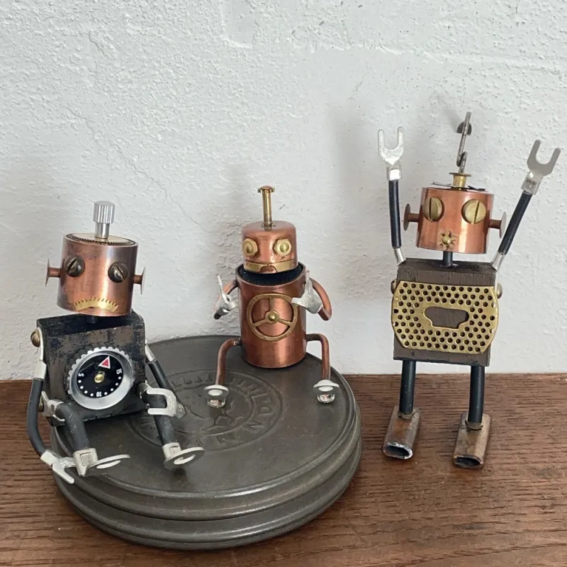 「Rebot」ゼンマイ時計の部品から生まれたチョット人間ぽいミニロボットです。