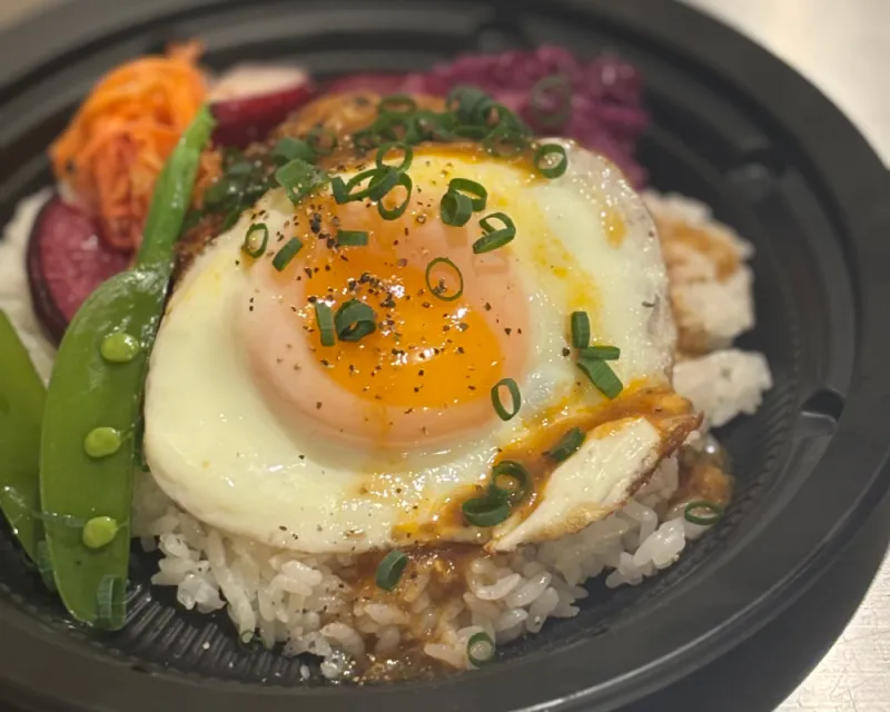 「Hokkaido loco moco.
- 湧水豚と長沼野菜で -」湧水豚100％を使用したジューシーなハンバーグに手作りグレイビーソて