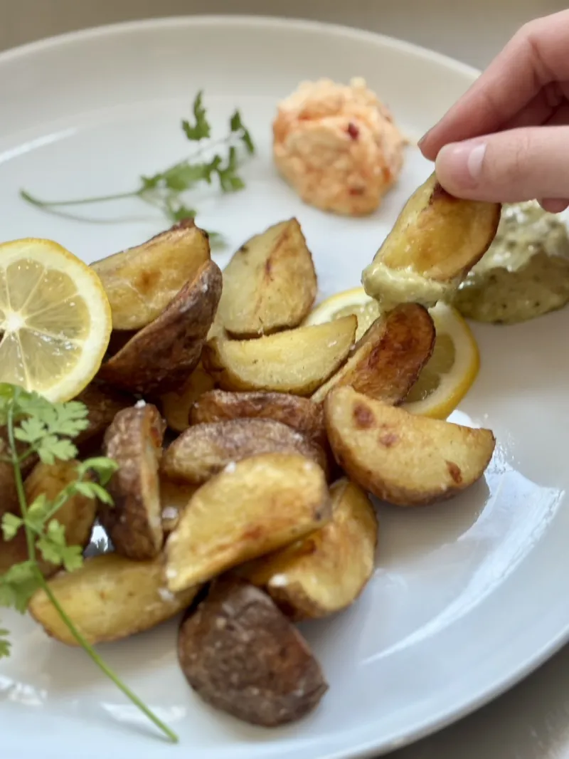 「little dip potatoes.」さっくり揚げたポテトにオリジナルディップを添えて。