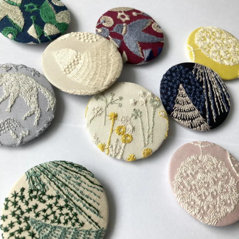 缶バッジ~刺繍生地で作った缶バッジは上品な印象もありブローチのようにお使いいただけます。