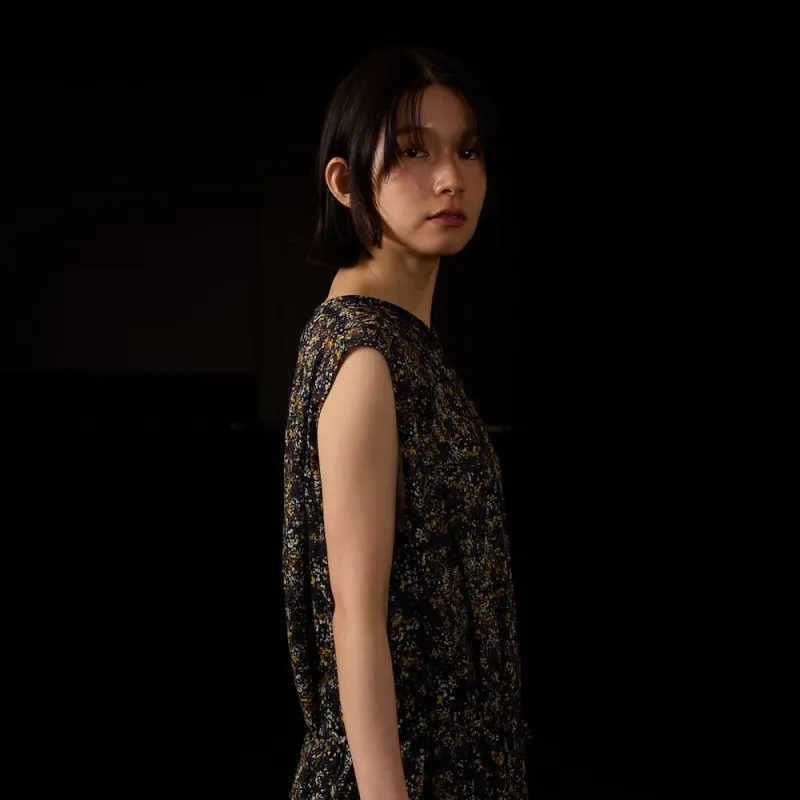 集めた花々が時間の中でゆっくりと滲んでいくようなドレス。