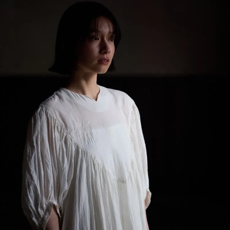 時を越えて息づく、記憶の輪郭を纏うように紡いだ服たち。