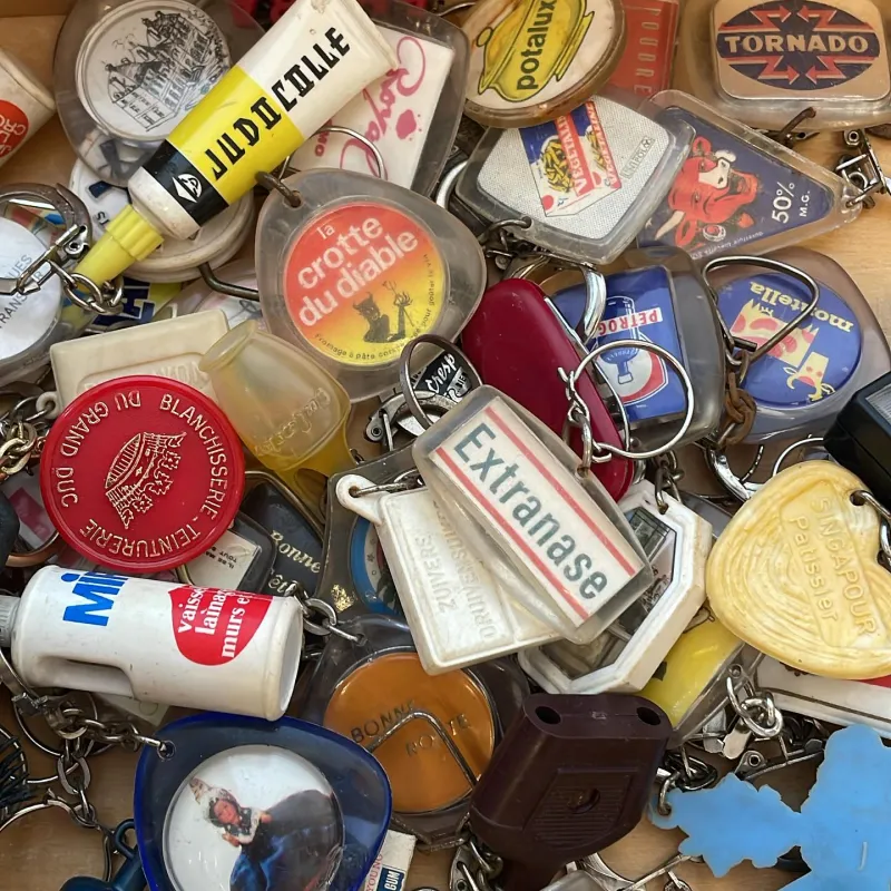 「ヴィンテージキーホルダー」フランスなどヨーロッパの古いキーホルダーです。たくさんありますのでお気に入りを見つけてください。