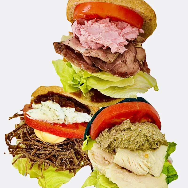 「コンビーフ＆ディルサワークリームオニオン」牛もも肉を10日間マリネして作る自家製のコンビーフに、自家発酵のサワークリームを合わせます！