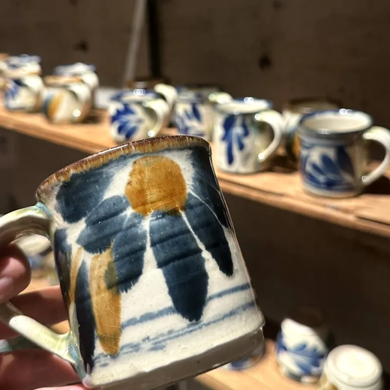 「やちむんのマグカップ」毎日のコーヒーやお茶の時間に寄り添う器です。