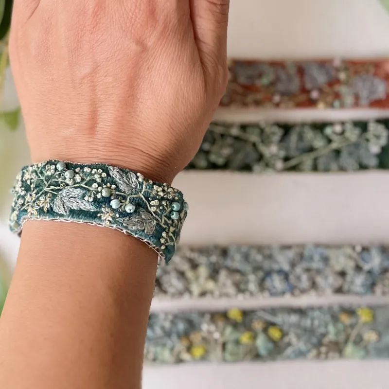 「ブレスレット」草木染めの色を生かし古いドレスのような刺繍を施したブレスレット