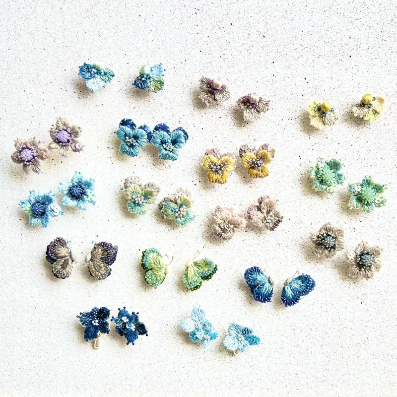「水彩画のような耳飾り」花や蝶を繊細な刺繍で立体的に表現した耳飾り.jpeg