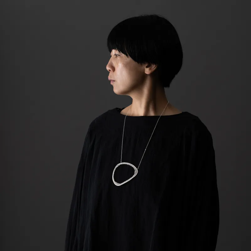 「雨石 necklace」雨のなかの小石