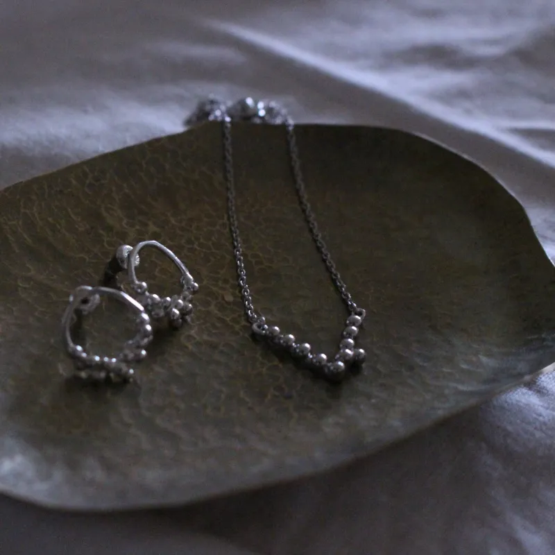 「line ⚪︎pierce・v necklace」軌跡のように粒が連なる