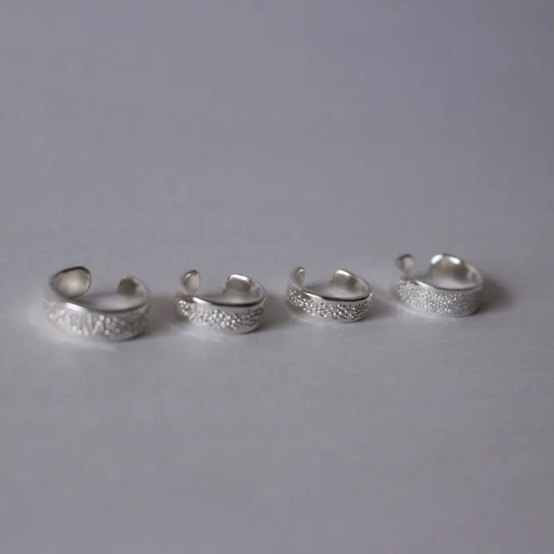 「魚座 あわい earcuff」淡いのような間のようなミルタガネで模様を一つ一つ打ち込みました