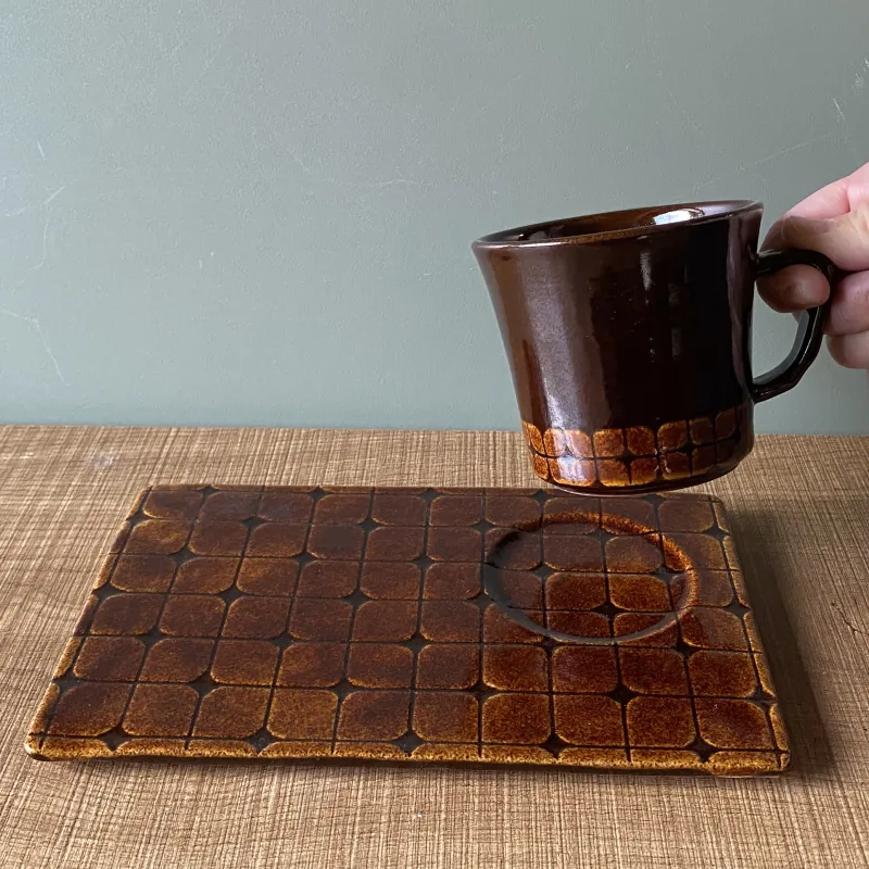 「【tile】シリーズ　カップ&ソーサー」タイルのような模様を移したtileシリーズのカップアンドソーサー。連続模様のリズミカルな面白さを感じてもらえたら嬉しいです。
