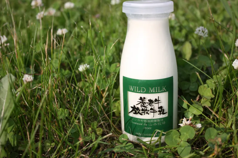 「養老牛放牧牛乳180ml」オーガニックグラスフェッドミルク。草の香りをお楽しみ下さい
