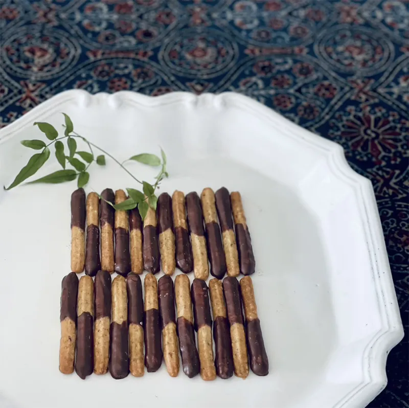「たねのわ菜種油のチョコ棒」サクポリの棒じょうのクッキーにチョコが絶妙。